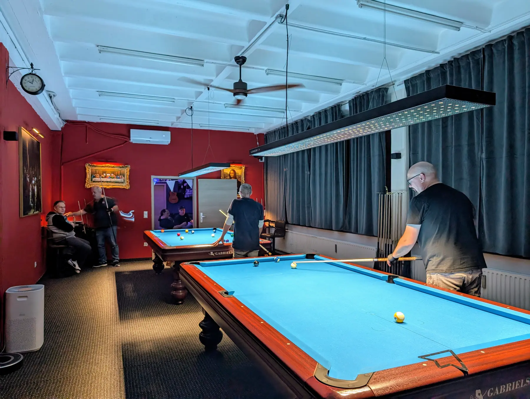 Gäste spielen gemeinsam Billard in der Billiard Gallery
