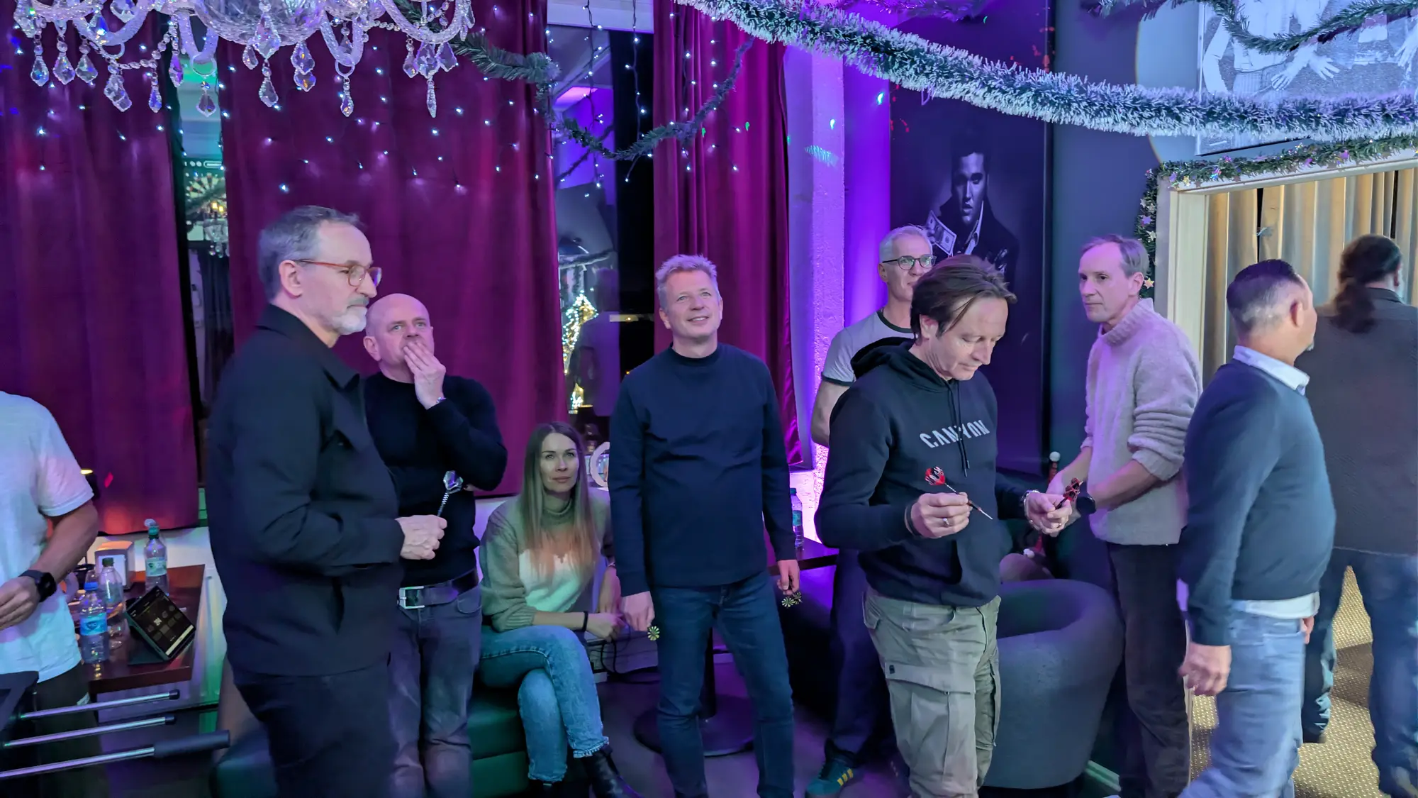 Gäste bei einer privaten Weihnachtsveranstaltung im No.10
