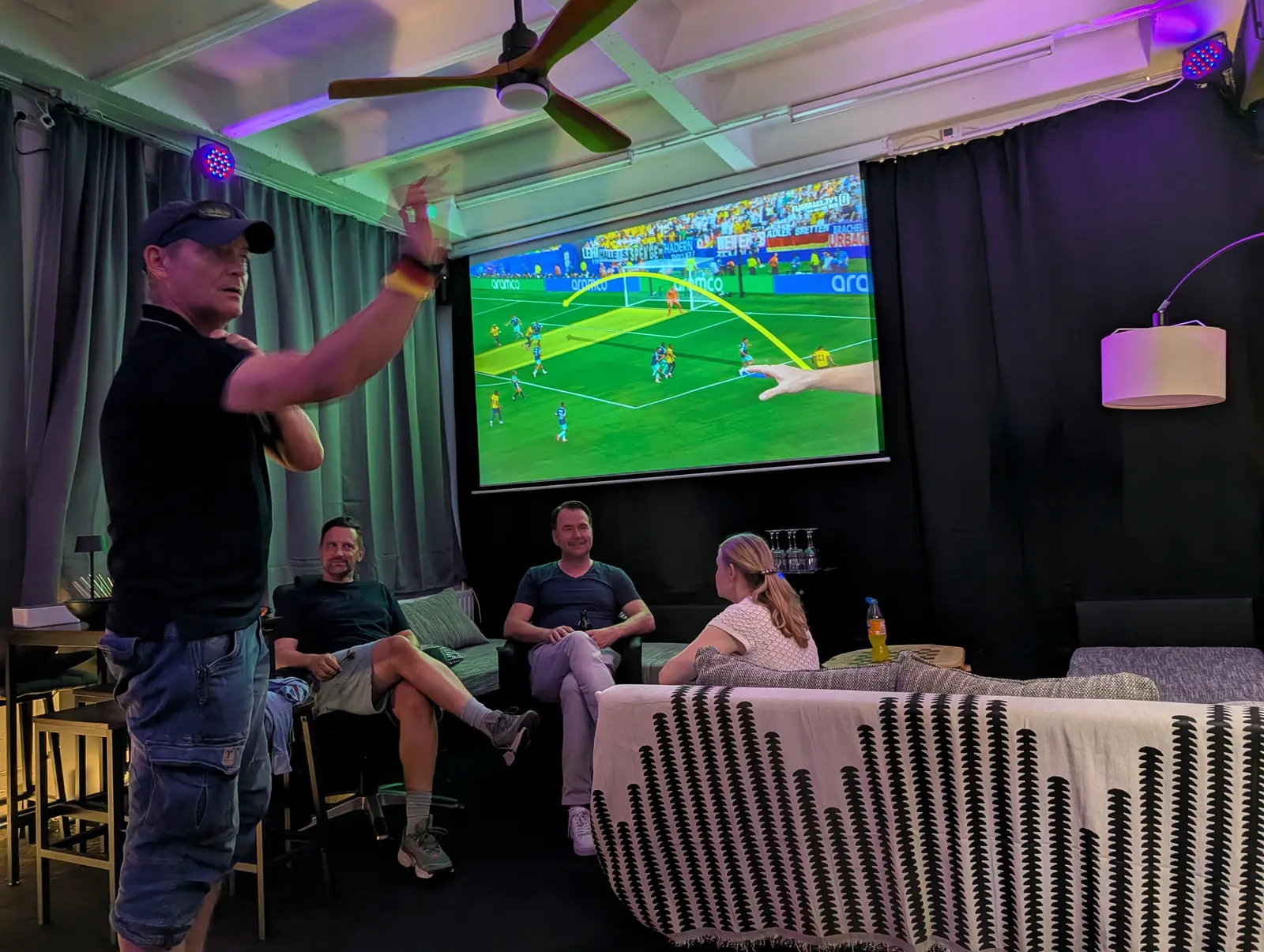 Gäste spielen gemeinsam vor der Leinwand im Card & Cinema Salon