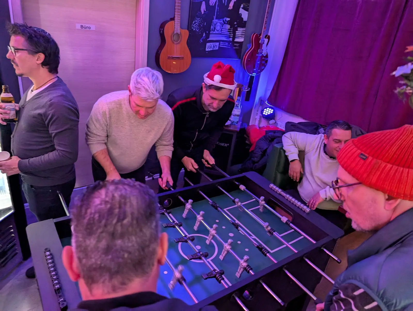 Gäste spielen gemeinsam Tischkicker