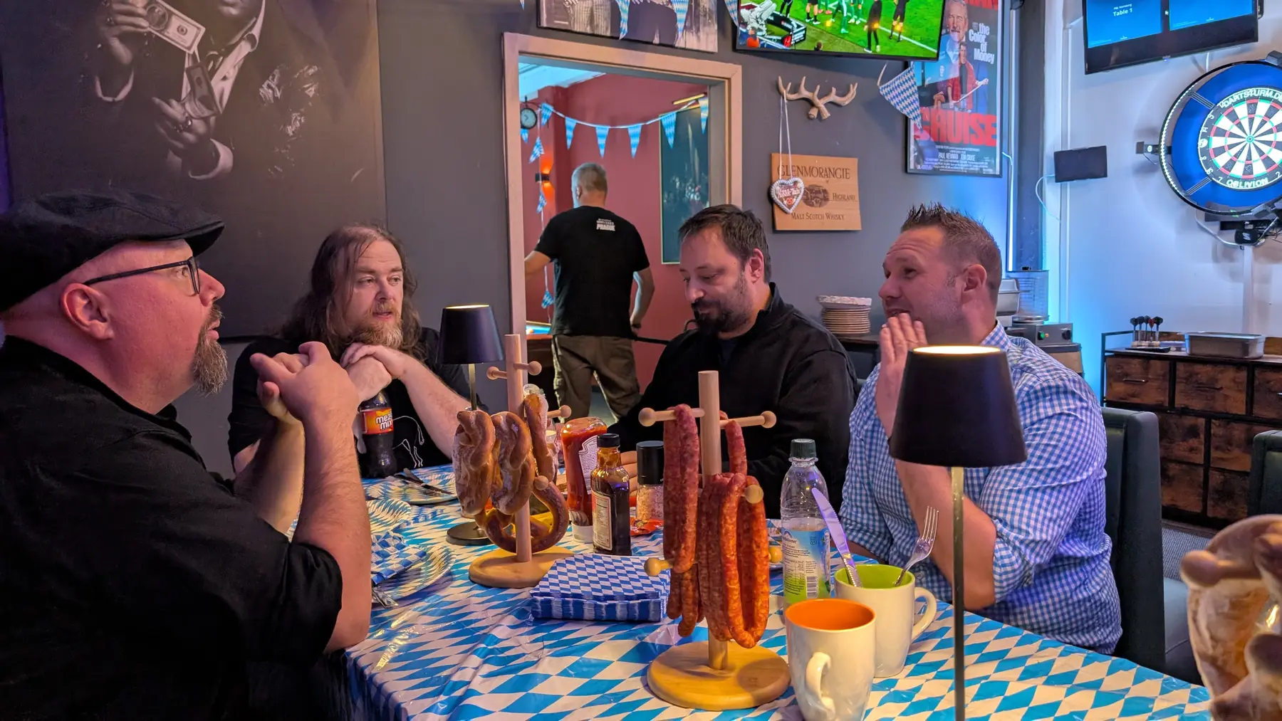Gäste im persönlichen Austausch an einer gemeinsamen Tafel